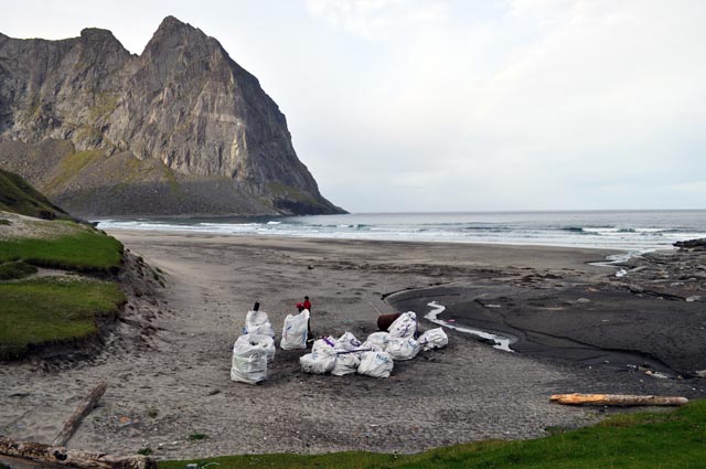 Pakking av marint avfall i Kvalvika, klargjøring for henting av helikopter