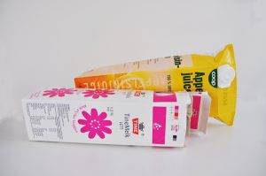 Drikkekartongkubber med kartonger i juice og melk
