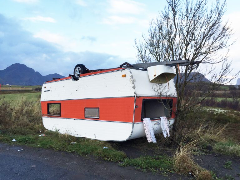 Dumpet campingvogn snudd på hodet av vinden