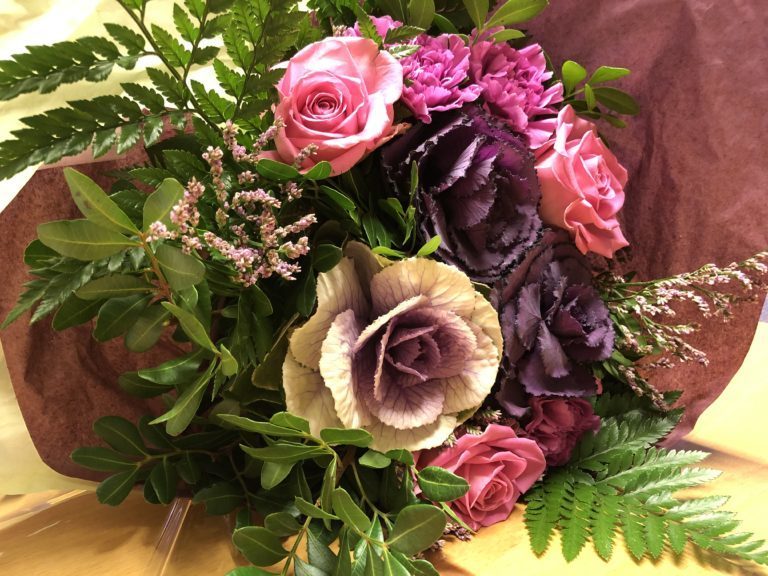 Blomsterbukett med rosa og lilla blomster