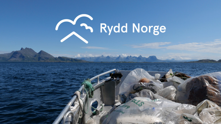 Utsnitt båt med rydde avfall på dekk og logo Rydd Norge