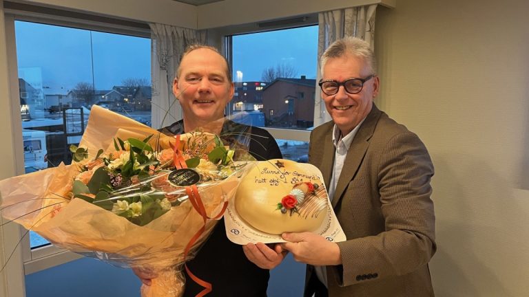 Sjefen får blomster og kake